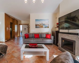 Spacious family Villa with private pool on beach resort - Amoreira - Living room
