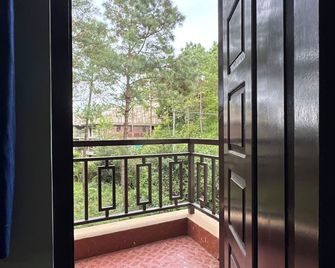 Xtsy Travellers Hostel - Shillong - Balcony