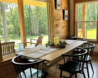 Quiet and secluded modern farmhouse 15 miles from the Buffalo River. - Harrison - Comedor