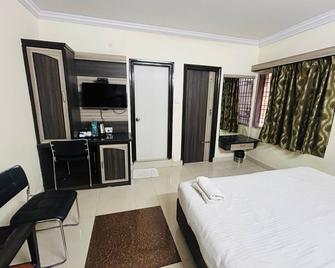Spacious 3-bedroom apartment with AC, WiFi in brilliant Visakhapatnam - Visakhapatnam - Bedroom