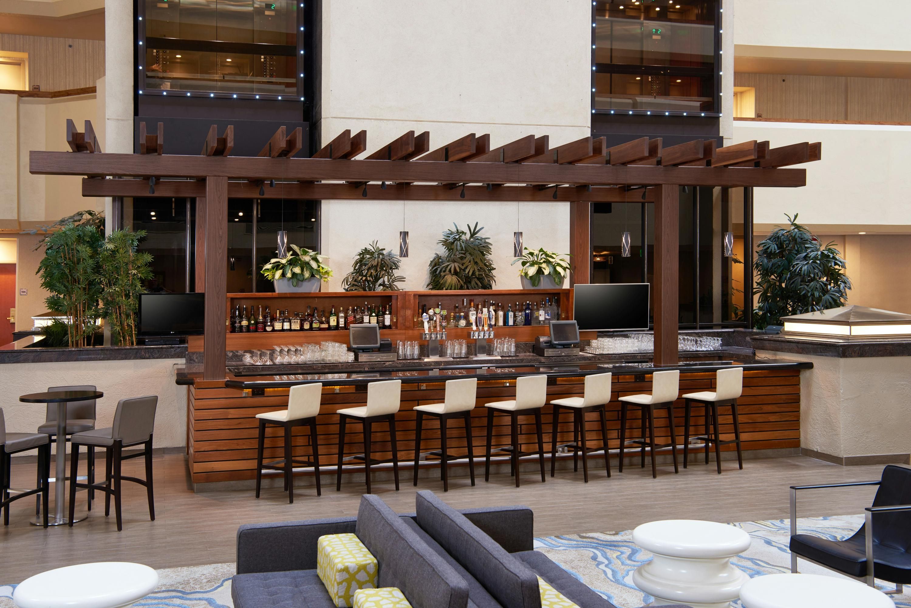 DoubleTree by Hilton Fresno Convention Center - Fresno - Bar