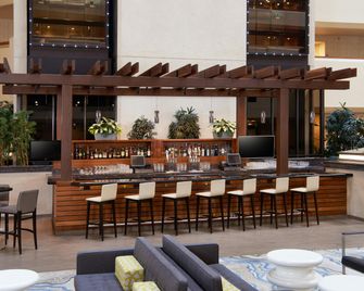 DoubleTree by Hilton Fresno Convention Center - Fresno - Bar
