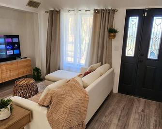 Gated Mountain Villa w/ Private Garage and King Bed - Lake Elsinore - Sala de estar