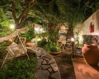 Villa Mariella Pittorino - camere in B&B - Leni - Innenhof