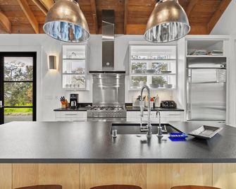 Stunning, contemporary, eco-friendly home on 2.5 acres | Heated Pool & Spa - Healdsburg - Cocina