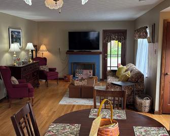The Kitchie Kottage/ House - Portsmouth - Living room