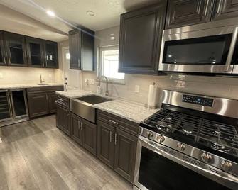 Elephant Lake Resort Oasis II - Elephant Butte - Kitchen