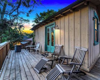 Escape to Rustic Studio | Fireplace + Modern Comfort - Julian - Innenhof