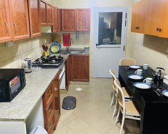 Spacious 3bhk Appartment with huge balcony \n5min to metro , heart of the city! - Dubái - Cocina