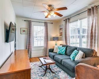 Charming Abode about 2 Mi to Mississippi State Campus! - Starkville - Wohnzimmer