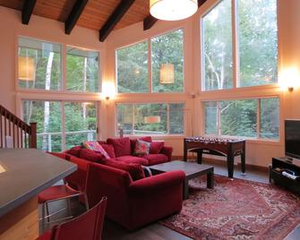 5-Bedroom Winter Wonderland With 3 Fireplaces - Londonderry - Living room