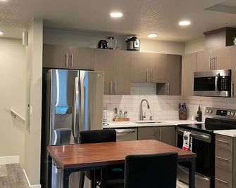 Private 1Bed 1Bath Guest Suite w/ 1 Parking Spot minutes from Edgefield - Troutdale - Kitchen