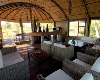 Nkasa Lupala Tented Lodge - Sangwali - Sala de estar