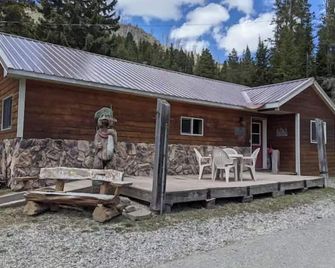 Colter's Cabin Yellowstone Getaway, Cooke City, MT - Cooke City - Patio