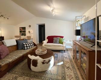 Creek side cabin near State Parks and ski resorts - Stamford - Sala de estar