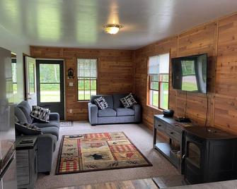 Squatch Mountain is a 2-bedroom Cabin for all your \'UPNORTH\' Fun! Dog Friendly - Mountain - Sala de estar