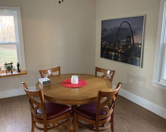 Private Bluff Top Cottage Above The Mississippi River - Godfrey - Dining room