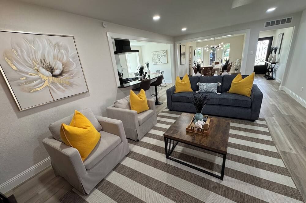 Spacious 4-bedroom house in charming Dallas with AC, WiFi - Dallas - Living room