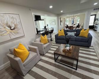 Spacious 4-bedroom house in charming Dallas with AC, WiFi - Dallas - Sala de estar