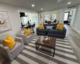 Spacious 4-bedroom house in charming Dallas with AC, WiFi - Dallas - Living room