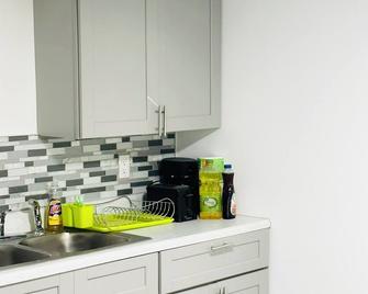 Cheerful two bedrooms apt mins to ubs stadium - Queens - Kitchen