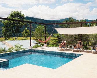 Spacious house on a family run animal and horse farm - Tucurrique - Pool