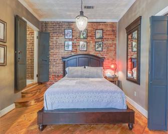 Relax & Unwind at the Sedalia on Main - Denison - Bedroom