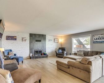 Game Room & Private Dock: Minnesota Lake Escape - Ottertail - Living room