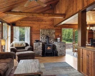Camp Beaver Creek:Cozy Adirondack camp with majestic mountain views of Whiteface - Wilmington - Huiskamer