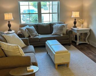 Beautiful home in the heart of Hoover! - Hoover - Living room