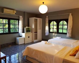 Thansila Resort - Mueang Ranong - Bedroom