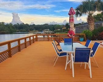 3BR Waterfront Oasis w/ Private Solar Heated Pool and Spacious Deck - Holiday - Balcony