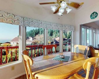 Ocean view retreat with nautical interior pinball machine grill games & AC - Brookings - Dining room