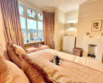 A Luxury Detached Five Star 4 Bed Home With Hot Tub!! With Cymru Holidays - Pontypool - Bedroom