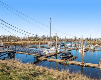 Charming A-Frame with Entertainment, Free WiFi - Easy Beach & Golf Access - Gearhart - Playa