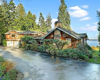 Puget Sound View Estate with sprawling yard and beach access - Bainbridge Island - Building