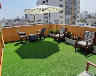 Pretty House Hostel - Lima - Balcony