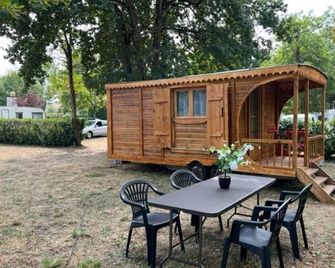 Zecamping 3 Etoiles Dog Friendly Locatif 15m2 5 Pers - Bagneaux-sur-Loing - Innenhof