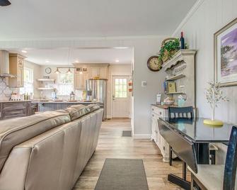 Lavish House w/ Patio - 2 Blocks to Green Lake! - Green Lake - Sala de estar
