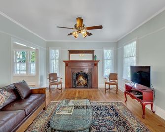 Heavenly Craftsman Just minutes to beaches, vineyards, ferries and Greenport! - East Marion - Living room