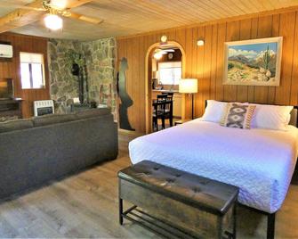 Calling all Birders & Nature lovers to Ramsey Canyon Cabins & Bird Sanctuary - Hereford - Bedroom