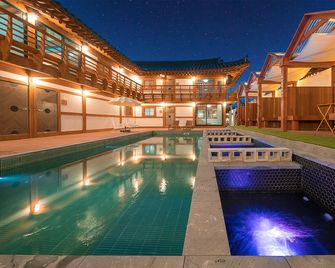 Gyeongju gampo byeolbit hanok Pension - Gyeongju - Pool