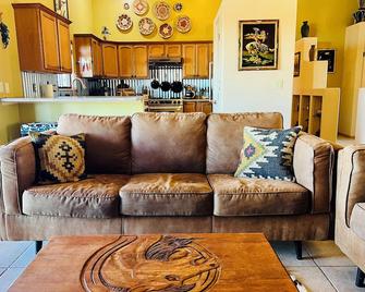 Gypsy Treasures Inn with hot Tub - Lake Montezuma - Sala de estar