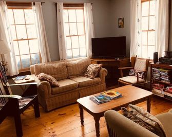 East Burke Cozy Cape Near biking trails & skiing, VAST trails; lvl 2 EV charger - East Burke - Living room