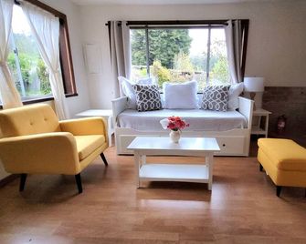 Mendocino Coast Home with Sauna and Fireplace - Fort Bragg - Sala de estar