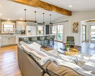 Boat Dock, Hot Tub And Deck Lakefront Ne - Nekoosa - Living room