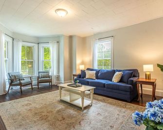 Raspberry Inn · Classic Riverfront Home-Mins to Woodstock & Skiing - Bridgewater - Vardagsrum