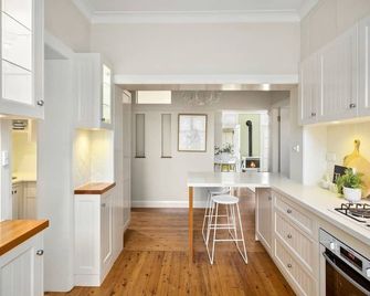 Stylish coastal apartment w/ 2 car park, close to beach, parks, cafes, free bus. - 노스 울런공 - 주방