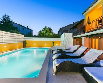 Holiday house with 7 rooms and pool for max 11 persons - Banjole - Pool