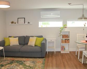 HiddenGem-private modern home on trendy Main St - Vancouver - Sala de estar